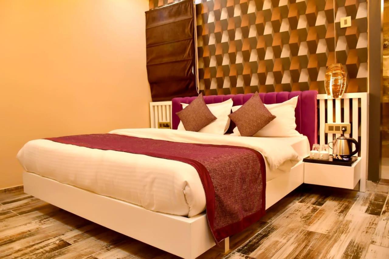 Hotel Mansa Kanpur Zewnętrze zdjęcie