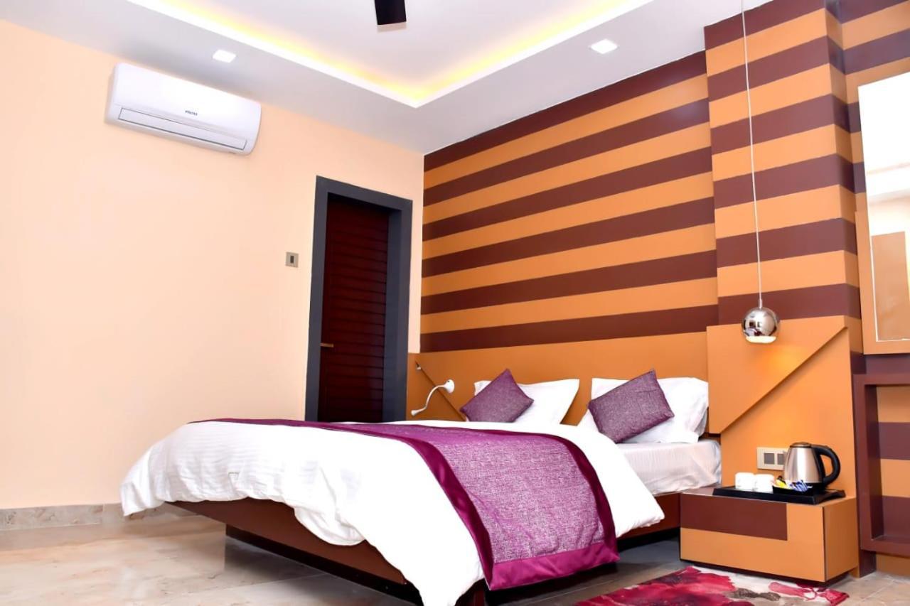 Hotel Mansa Kanpur Zewnętrze zdjęcie