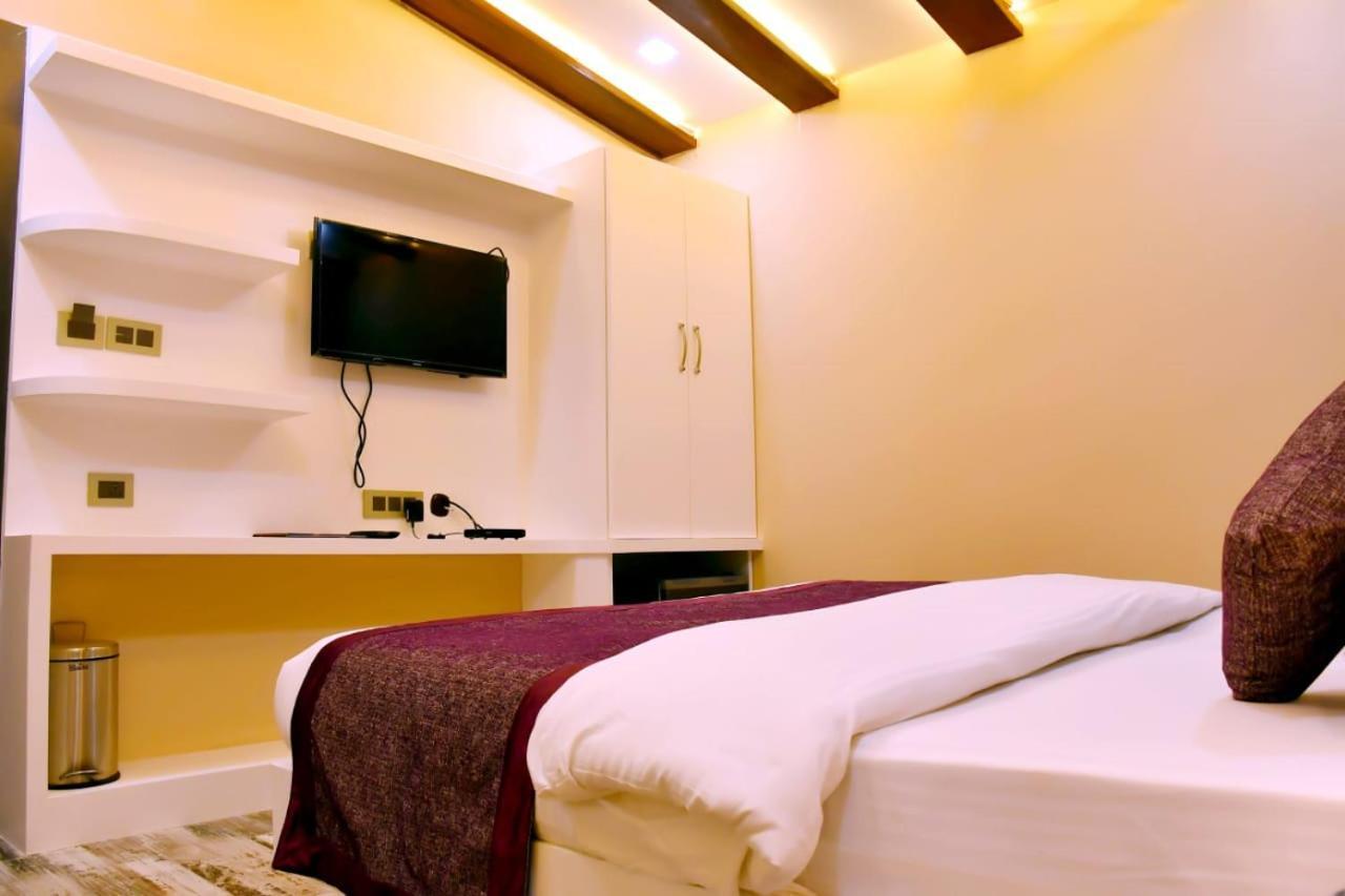 Hotel Mansa Kanpur Zewnętrze zdjęcie