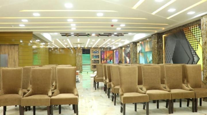 Hotel Mansa Kanpur Zewnętrze zdjęcie